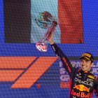 Sergio Pérez levanta orgulloso el título del Gran Premio de Arabia Saudí.