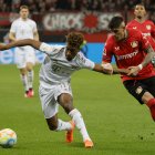 Piero Hincapie (d) en plena disputa del esférico ante Kingsley Coman.