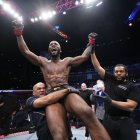 Leon Edwards alzado en hombros como ganador reinante del peso wélter.