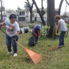 Un grupo de vecinos y socios del Comité Los Ceibos decidió limpiar el parque con sus propias recursos