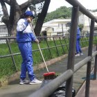 Tres policías de la UPC del sector Los Ceibos colaboraron en la limpieza del parque.