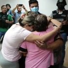 Alegría. La víctima junto con sus familiares y personal policial.