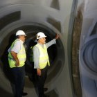 Revisión. El exministro de Energía Carlos Pérez durante un recorrido por el túnel del proyecto y constatar la existencia de fisuras en la construcción.