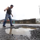 Reclamos. Un ciudadano se queja por los enormes baches que se observan en Mucho Lote 2, en Guayaquil. Los peatones también quieren demandar por los perjuicios provocados.