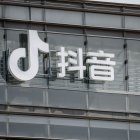 El logo de Douyin, la contrapartida china de TikTok, se ve en una oficina de ByteDance en Pekín, China.