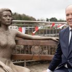 El príncipe junto a la estatua de su progenitora.