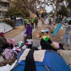 Migrantes acampan en la ciudad de Iquique (Chile), en una fotografía de archivo.