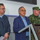 Fotografía cedida por el Ministerio que muestra al ministro de Defensa, Iván Velásquez (2i), mientras ofrece una declaración junto al ministro del Interior, Alfonso Prada, este 19 de marzo de 2023, en Bogotá (Colombia).