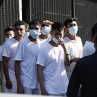 Fotografía de archivo, tomada en marzo de 2022, en la que se registró la detención de un grupo de supuestos pandilleros, capturados durante el Estado de Excepción, en San Salvador (El Salvador). EFE/Rodrigo Sura