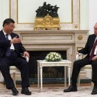Elc lider de China Xi Jinping y e presidnete de  Rusia Vladímir Putin, en plano diálogo en Moscú, este 20 de marzo de 2023.