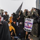 Manifestantes gritan consignas durante una manifestación contra Israel en Yakarta, Indonesia, el 20 de marzo de 2023.