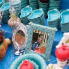 Una joven realiza compras en el bazar de Tajrish, en el norte de Teherán, con motivo del año nuevo persa o Noruz.