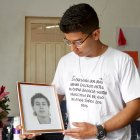 Uberney Echeverry durante la entrega del cuerpo de su padre