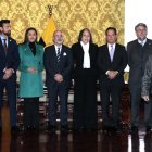 Acto. La familia Gabela y los miembros de la comision, en Presidencia.