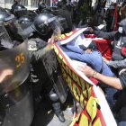 Maestros bolivianos fueron registrados este lunes, 20 de marzo, al protestar contra el nuevo plan de estudios, en La Paz (Bolivia).