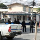 Agentes de la unidad antiexplosivos de la Policía arribaron al sitio para realizar la detonación controlada del explosivo.