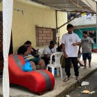 Familiares de la provincia El Oro lamentan la pérdida de sus viviendas y enseres tras el sismo.