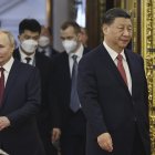 El presidente chino, Xi Jinping (D), y el presidente ruso, Vladimir Putin, ingresan a una sala para asistir a las conversaciones Rusia-China en Moscú este 21 de marzo. EFE/EPA/MIKHAIL TERESCHENKO / SPUTNIK / KREMLIN POOL