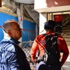 Personal del Cuerpo de Bomberos sigue evaluando daños en las edificaciones.