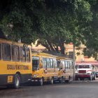 Los expresos escolares están parqueados día y noche en las vías de la ciudadela Amazonas.