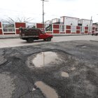 En las calles la 38 y la G, suburbio oeste de la ciudad, hay varios baches que perturba la paz de peatones y conductores.