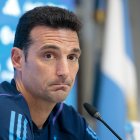 AME4439. EZEIZA (ARGENTINA), 21/03/2023.- Lionel Scaloni, entrenador del seleccionado argentino de fútbol, participa hoy en una rueda de prensa en el predio de la AFA en Ezeiza, provincia de Buenos Aires (Argentina). La actual campeona del mundo, la selección argentina, se entrena en casa por primera vez desde el título en Qatar 2022 y tras la llegada de todos los futbolistas convocados por Lionel Scaloni para los dos amistosos programados en esta fecha FIFA. Argentina enfrentará a Panamá, el jueves 23 en Buenos Aires, y a Curazao, el martes 28 en Santiago del Estero. EFE/ Juan Ignacio Roncoroni