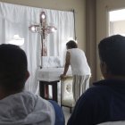 Velorio. Los familiares, amigos e incluso vecinos se acercaron a brindar sus respetos y más sentido pésame a la única sobreviviente de este terrible hecho. La velación se realizó en el club social de la urbanización Málaga II.