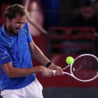 MEX253. CIUDAD DE MÉXICO (MÉXICO), 20/03/2023.- El ruso Daniil Medvédev devuelve ante su compatriota Andrey Rublev hoy, durante un juego de exhibición del Tennis Showdown realizado en la Plaza México en Ciudad de México (México). EFE/Isaac Esquivel
