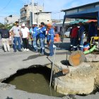 Queja. Debajo del socavón hay aguas que huelen mal y están sucias.