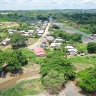 Escenario. El río que allí se observa es La Camarona y está ya casi sin agua. En la imagen es evidente su cercanía con la carretera y los recintos.