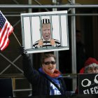 Personas se reúnen frente a una corte de Nueva York, ante la posibilidad de que se procese en una causa al expresidente estadounidense Donald Trump, este 21 de marzo de 2023.