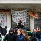 Decenas de estudiantes bloquean las puertas de la escuela secundaria Helene Boucher, en París, mientras protestan contra la reforma de las pensiones del Gobierno este 22 de marzo