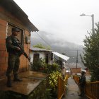 Fotografía de archivo fechada el 6 de mayo de 2022 de miembros de la Policía Nacional de Colombia mientras patrullan en el barrio La Sierra, en Medellín (Colombia). El Clan del Golfo, también conocido como Autodefensas Gaitanistas de Colombia (AGC), es la mayor banda criminal del país y amenaza el sueño de "paz total" del Gobierno con una ola de violencia en el noroeste que llevó al presidente Gustavo Petro a suspender el cese el fuego bilateral con esa organización.
