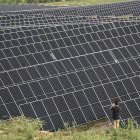 AME4721. SANTA LUZIA (BRASIL), 22/03/2023.- Fotografía de paneles solares en el Complejo Renovable Neoenergia, el 21 de marzo de 2023, en Santa Luzia (Brasil). Iberdrola inauguró este miércoles su mayor proyecto de energía renovable de América Latina, un complejo eólico y solar con 0,6 gigavatios de potencia instalada en el noreste de Brasil. El Complejo Renovable Neoenergia, situado en Santa Luzia, en el interior del estado de Paraíba, que exigió inversiones de 3.500 millones de reales (cerca de 6.650 millones de dólares), fue inaugurado en una ceremonia encabezada por el presidente brasileño, Luiz Inácio Lula da Silva, quien no habló en el acto. EFE/ Sebastiao Moreira