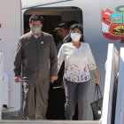 Foto de archivo del expresidente de Perú, Pedro Castillo (i), y su esposa Lilia Paredes (d).