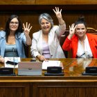 Fotografía cedida por el Senado de Chile, de la Ministra del trabajo, Jeannette Jara (c), junto a la ministra Vocera de Gobierno, Camila Vallejos (i) y la ministra de la Mujer y la Equidad de Género, Antonia Orellana (d), durante la votación del Senado, de un proyecto pionero en la región que busca reducir la jornada laboral semanal de 45 a 40 horas de manera gradual, hoy en Valparaíso (Chile). EFE/ Senado de Chile