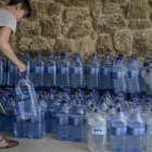 Según el estudio del Instituto para el Agua, el Medio Ambiente y la Salud de la Universidad de Naciones Unidas (UNU-INWEH), cada persona en Singapur consumió 1.129 litros y se gastó 1.348 dólares en agua embotellada en 2021,