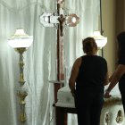 Dolor. Horas antes a ser ingresada, María Fernanda Ganchozo (más alta) veía con tristeza el féretro de una de sus hijas.