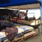 Al menos 15 familias viven y duermen en la calle Olmedo tras el fuerte sismo.