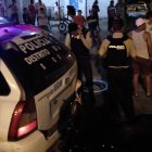 La joven fue sorprendida por dos sujetos que se desplazaban en una moto.