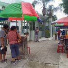 Los exteriores del hospital IESS-Efrén Jurado ha sido invadido por el comercio informal.