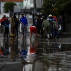 Vista de personas que reaccionan a la emergencia ocasionada por las lluvias en Ecuador, en una fotografía de archivo.