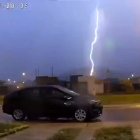 Cámara de seguridad instalada en un domicilio, muestra el momento exacto en el que un rayo cae sobre el horizonte.