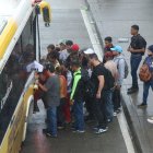 Los expresos escolares suplen el servicio de transporte público, debido al paro de choferes.