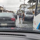 Calles del centro de la ciudad, como la García Moreno, también amanecieron anegadas.