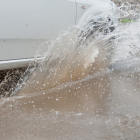 Cuando llueve hay que prestar mucha atención en lo que concierne al comportamiento de las llantas.