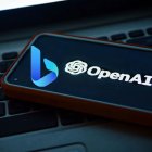 Bing es el motor de búsqueda lanzado por la compañía Microsoft en junio de 2009. Como cualquier otro buscador funciona mediante una consulta realizada por un usuario, a la que responde con anuncios, resultados orgánicos, imágenes, vídeos y noticias.