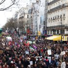 Miles de personas participan en una protesta contra la reforma gubernamental del sistema de pensiones en París, Francia, este 23 de marzo.
