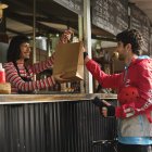 Labor.- La entrega a domicilio en Guayaquil se realizó solo en las direcciones donde no estaba la calle llena de agua.