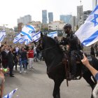 Jerusalem (Israel), 23/03/2023.- La unidad de caballería de la policía interviene cuando los manifestantes bloquean la autopista Ayalon durante una manifestación contra la reforma del sistema de justicia planificada por el gobierno israelí,